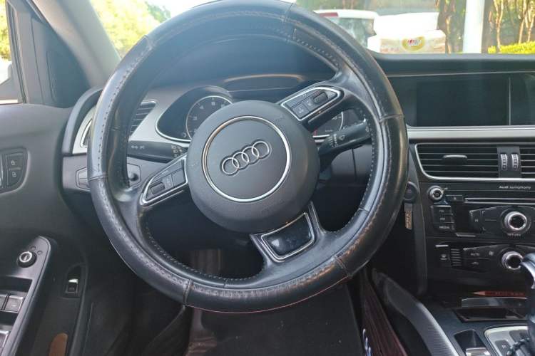 Used Audi A4L 2013 35 TFSI Automatic Standard Model Steering Wheel