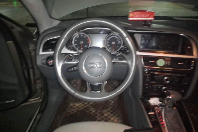 Used Audi A4L 2013 35 TFSI Automatic Standard Model Steering Wheel