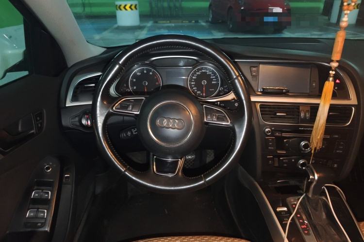 Used Audi A4L 2013 35 TFSI Automatic Standard Model Steering Wheel