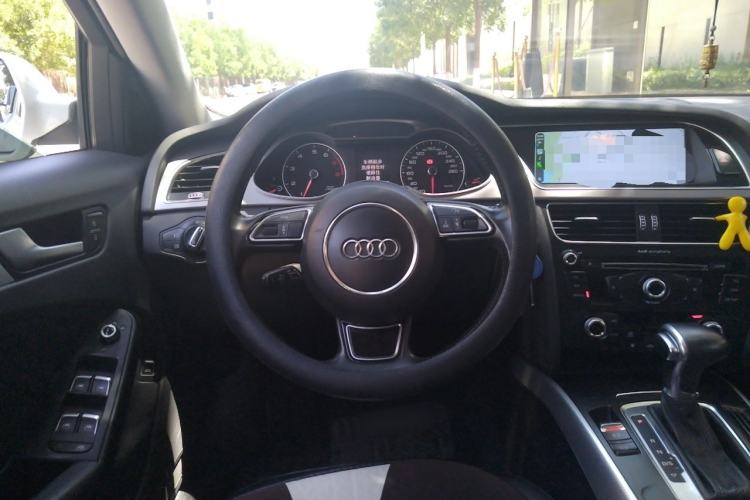 Used Audi A4L 2013 35 TFSI Automatic Standard Model Steering Wheel