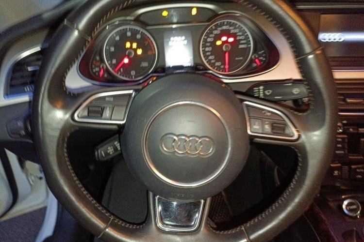 Used Audi A4L 2013 35 TFSI Automatic Standard Model Steering Wheel