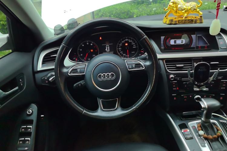 Used Audi A4L 2013 35 TFSI Automatic Standard Model Steering Wheel