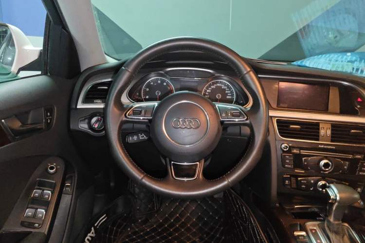 Used Audi A4L 2013 35 TFSI Automatic Standard Model Steering Wheel