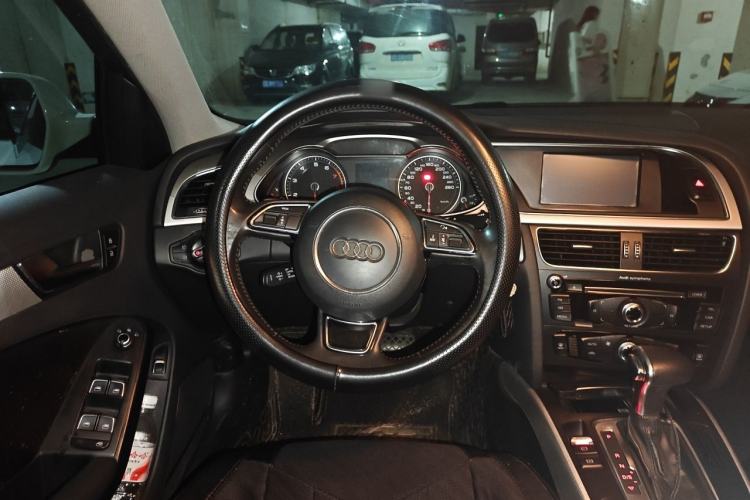 Used Audi A4L 2013 35 TFSI Automatic Standard Model Steering Wheel