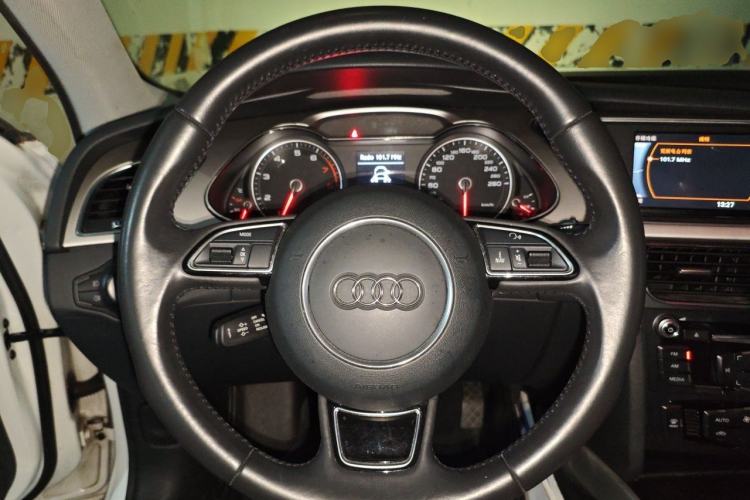 Used Audi A4L 2013 35 TFSI Automatic Standard Model Steering Wheel