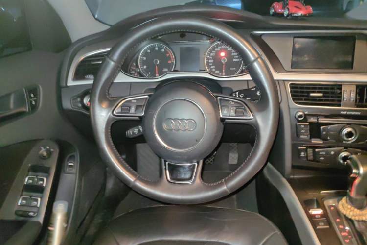 Used Audi A4L 2013 35 TFSI Automatic Standard Model Steering Wheel