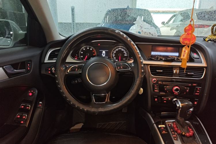 Used Audi A4L 2013 35 TFSI Automatic Standard Model Steering Wheel