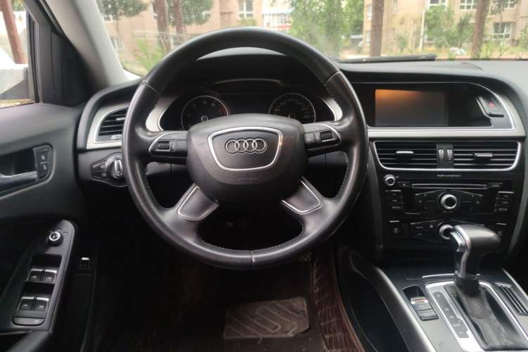 Used Audi A4L 2013 30 TFSI Automatic Comfort Model Steering Wheel