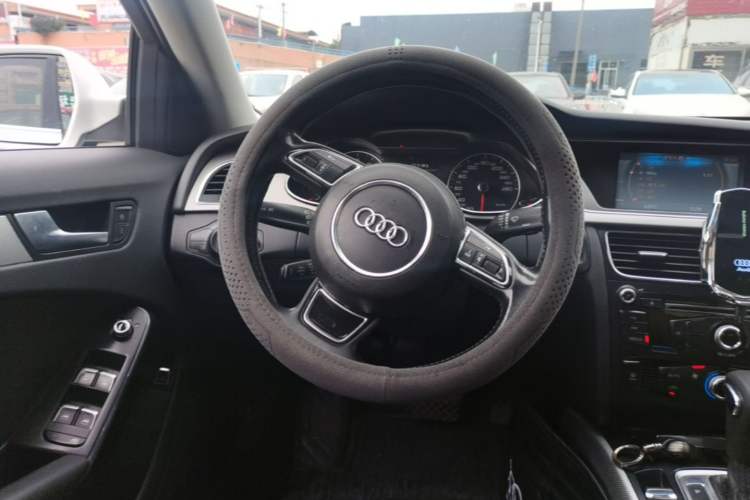 Used Audi A4L 2013 35 TFSI Automatic Standard Model Steering Wheel