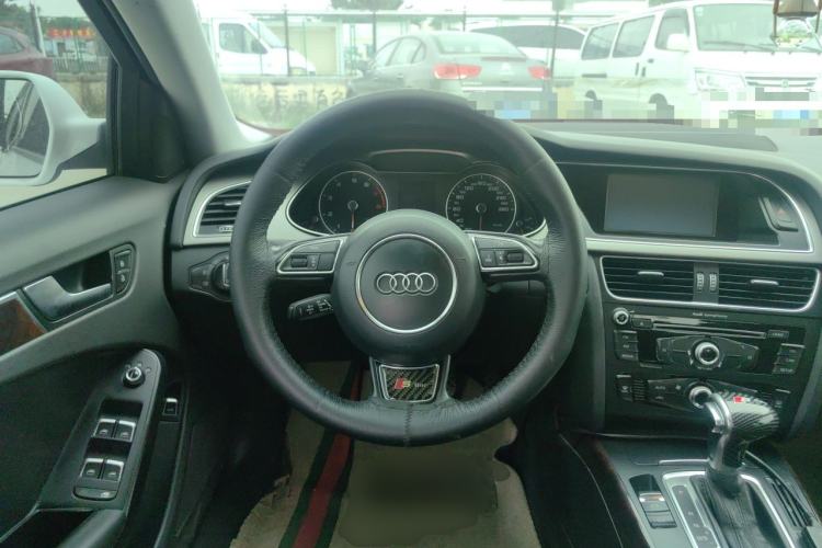 Used Audi A4L 2013 35 TFSI Automatic Standard Model Steering Wheel
