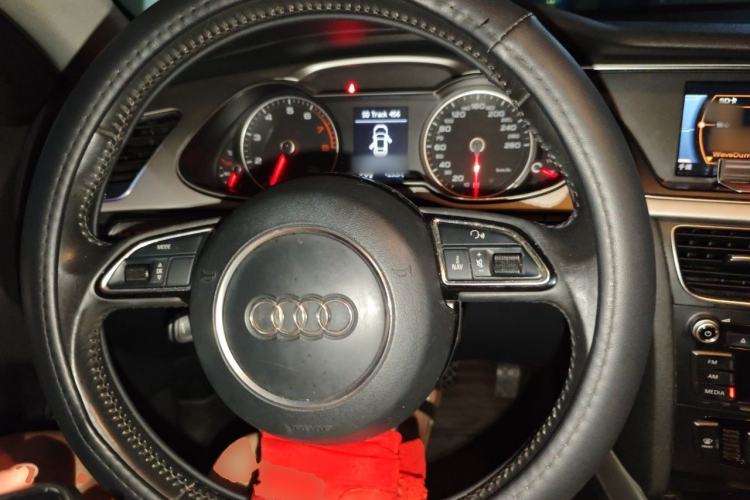 Used Audi A4L 2013 35 TFSI Automatic Standard Model Steering Wheel