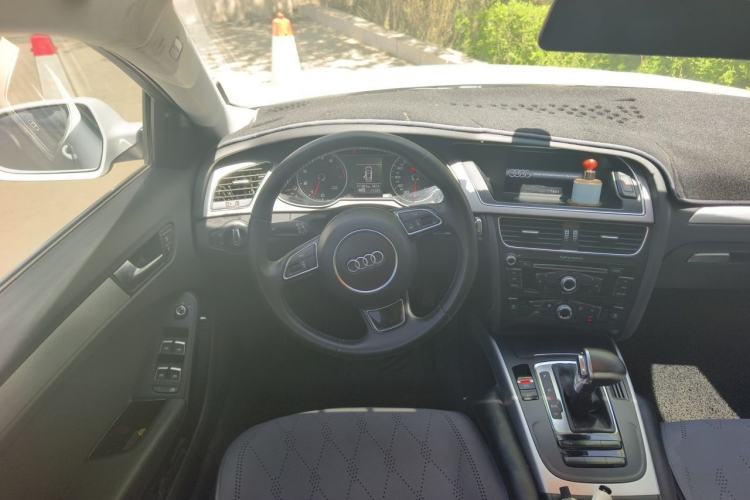 Used Audi A4L 2013 35 TFSI Automatic Standard Model Steering Wheel