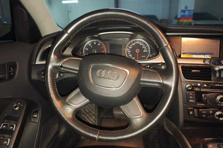 Used Audi A4L 2013 30 TFSI Automatic Comfort Model Steering Wheel