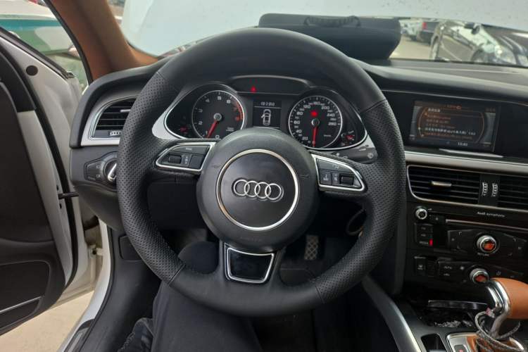 Used Audi A4L 2013 35 TFSI Automatic Standard Model Steering Wheel