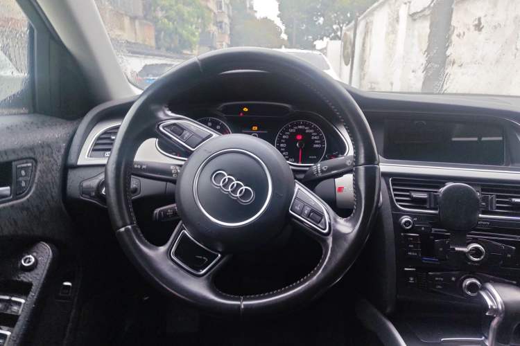 Used Audi A4L 2013 35 TFSI Automatic Standard Model Steering Wheel
