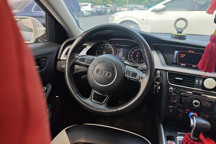 Used Audi A4L 2013 35 TFSI Automatic Standard Model Steering Wheel