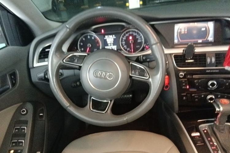 Used Audi A4L 2013 35 TFSI Automatic Standard Model Steering Wheel