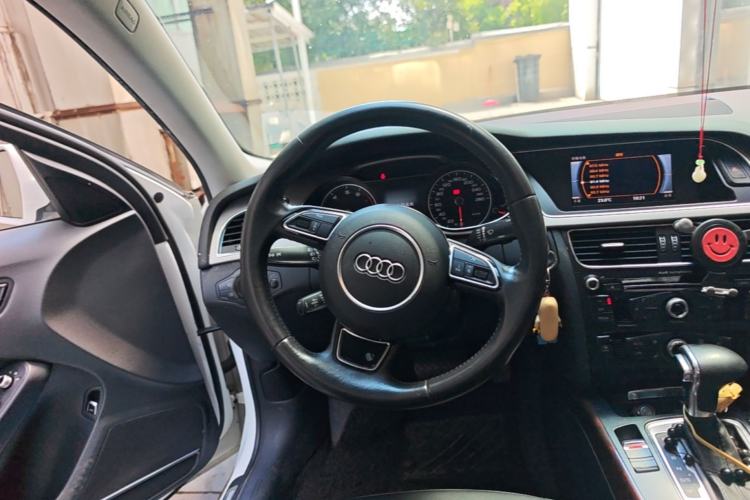 Used Audi A4L 2013 35 TFSI Automatic Standard Model Steering Wheel