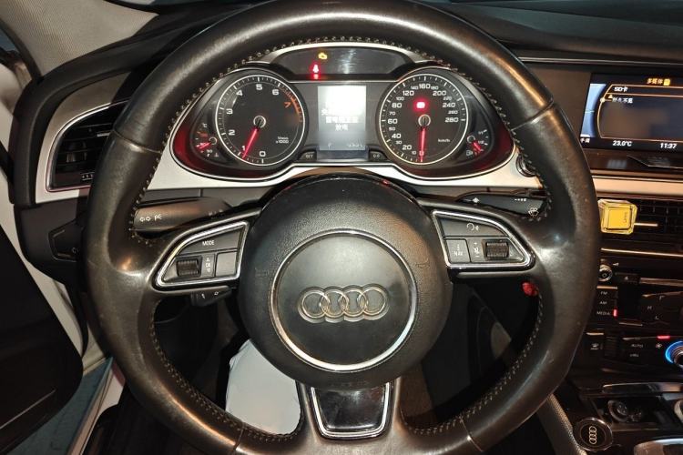Used Audi A4L 2013 35 TFSI Automatic Standard Model Steering Wheel