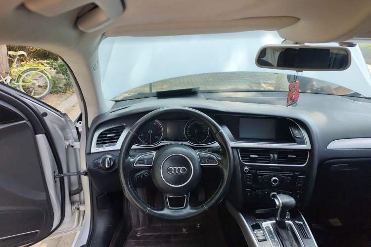 Used Audi A4L 2013 35 TFSI Automatic Standard Model Steering Wheel
