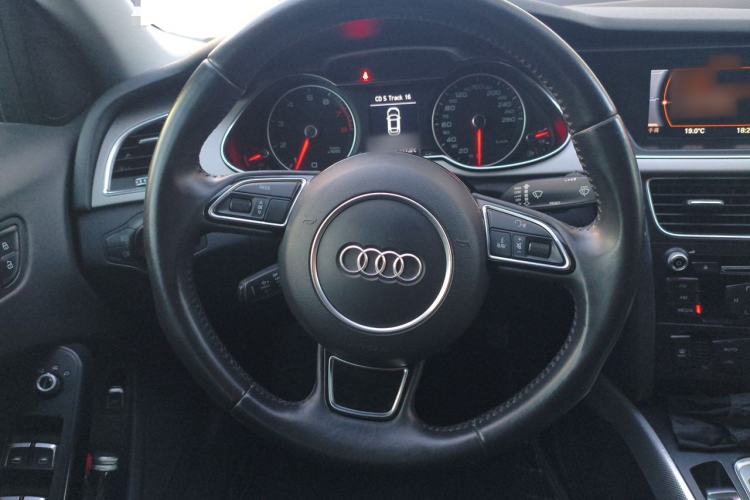 Used Audi A4L 2013 35 TFSI Automatic Standard Model Steering Wheel