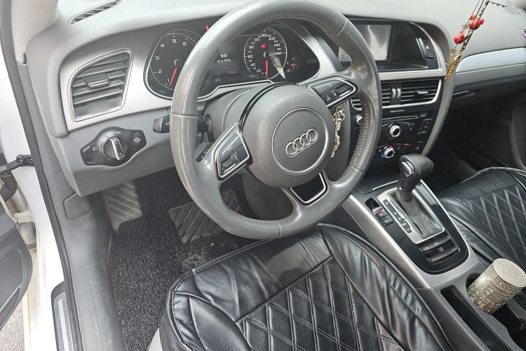 Used Audi A4L 2013 35 TFSI Automatic Standard Model Steering Wheel