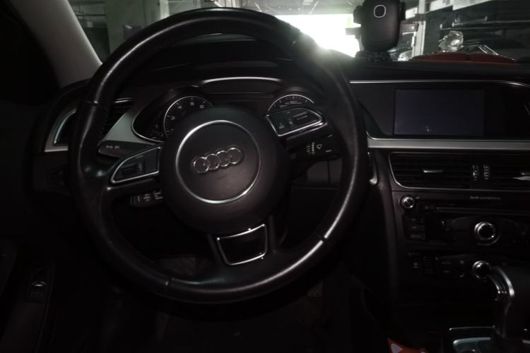 Used Audi A4L 2013 35 TFSI Automatic Standard Model Steering Wheel