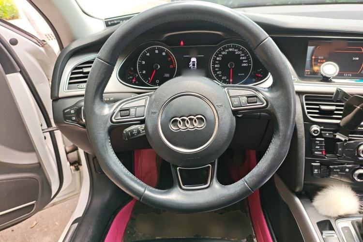 Used Audi A4L 2013 35 TFSI Automatic Standard Model Steering Wheel