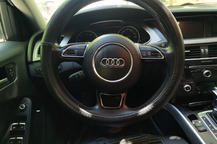 Used Audi A4L 2013 35 TFSI Automatic Standard Model Steering Wheel