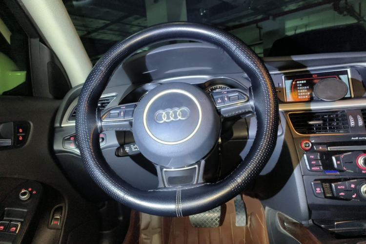 Used Audi A4L 2013 35 TFSI Automatic Comfort Model Steering Wheel