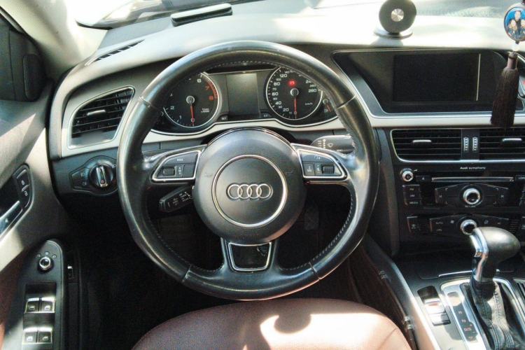 Used Audi A4L 2013 35 TFSI Automatic Standard Model Steering Wheel