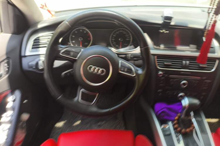 Used Audi A4L 2013 35 TFSI Automatic Standard Model Steering Wheel