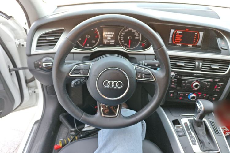 Used Audi A4L 2013 35 TFSI Automatic Standard Model Steering Wheel