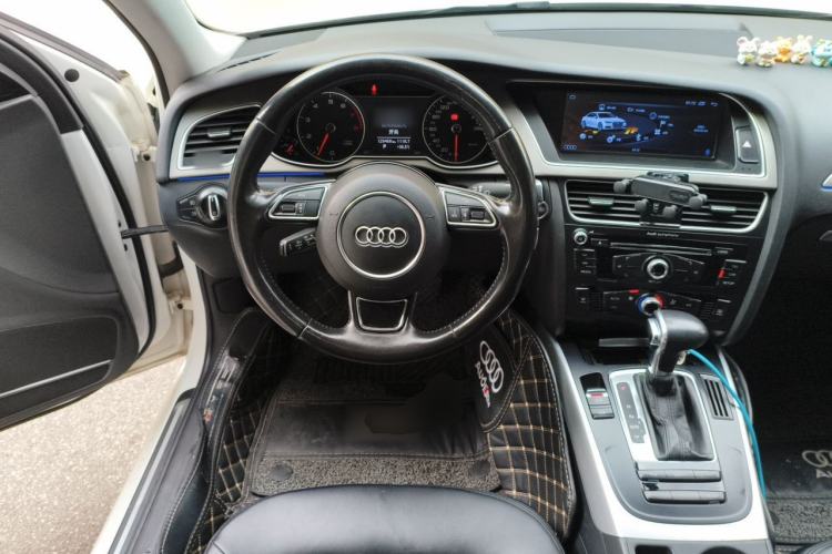 Used Audi A4L 2013 35 TFSI Automatic Standard Model Steering Wheel