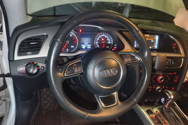 Used Audi A4L 2013 35 TFSI Automatic Standard Model Steering Wheel