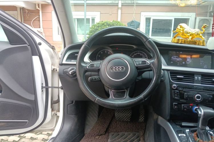 Used Audi A4L 2013 35 TFSI Automatic Standard Model Steering Wheel