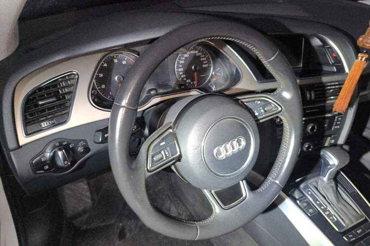 Used Audi A4L 2013 35 TFSI Automatic Standard Model Steering Wheel