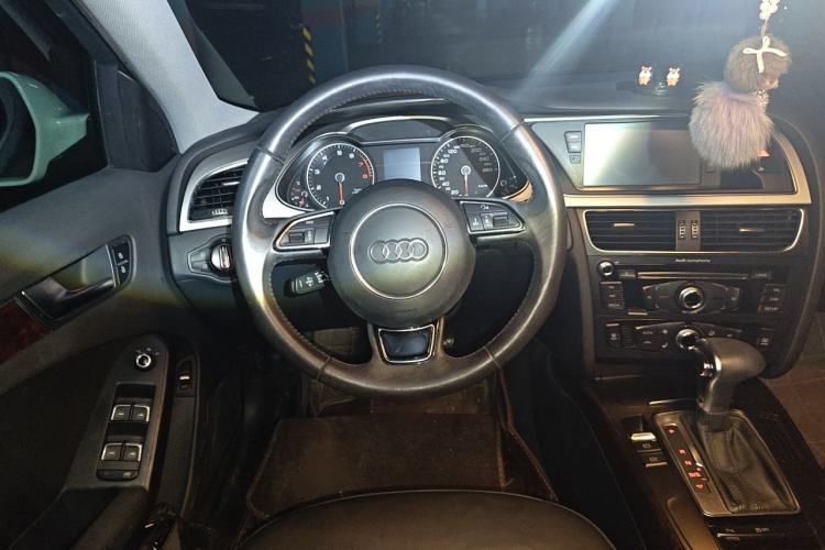 Used Audi A4L 2013 35 TFSI Automatic Standard Model Steering Wheel