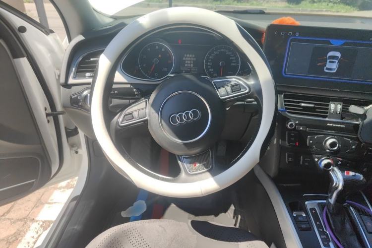 Used Audi A4L 2013 35 TFSI Automatic Standard Model Steering Wheel