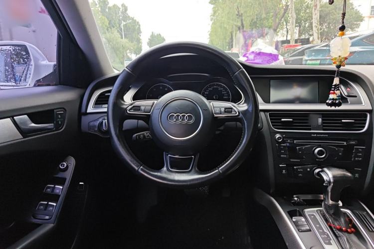 Used Audi A4L 2013 35 TFSI Automatic Standard Model Steering Wheel