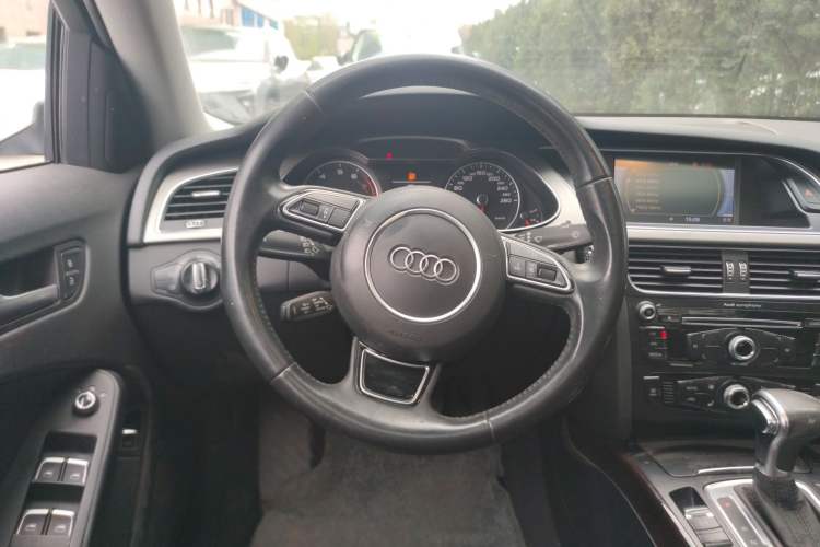 Used Audi A4L 2013 35 TFSI Automatic Standard Model Steering Wheel