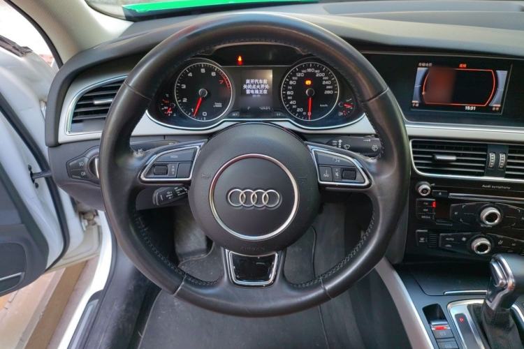 Used Audi A4L 2013 35 TFSI Automatic Standard Model Steering Wheel
