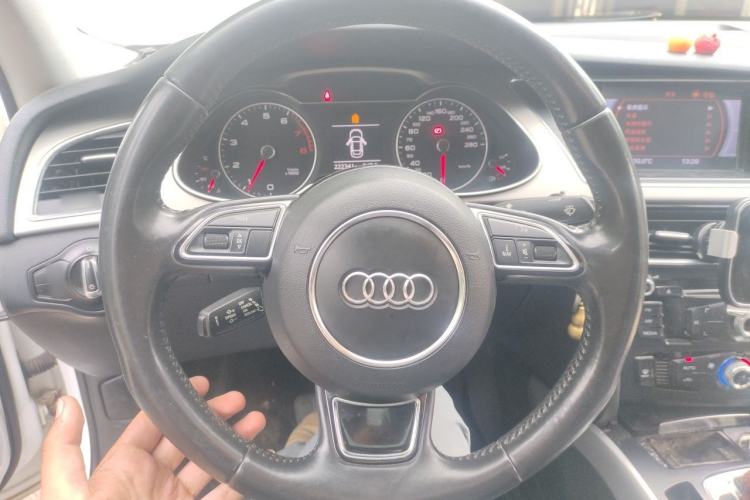 Used Audi A4L 2013 35 TFSI Automatic Standard Model Steering Wheel