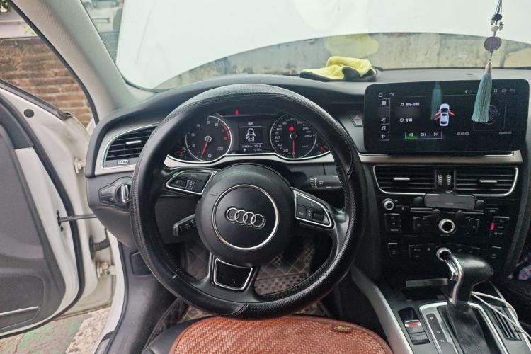 Used Audi A4L 2013 35 TFSI Automatic Standard Model Steering Wheel