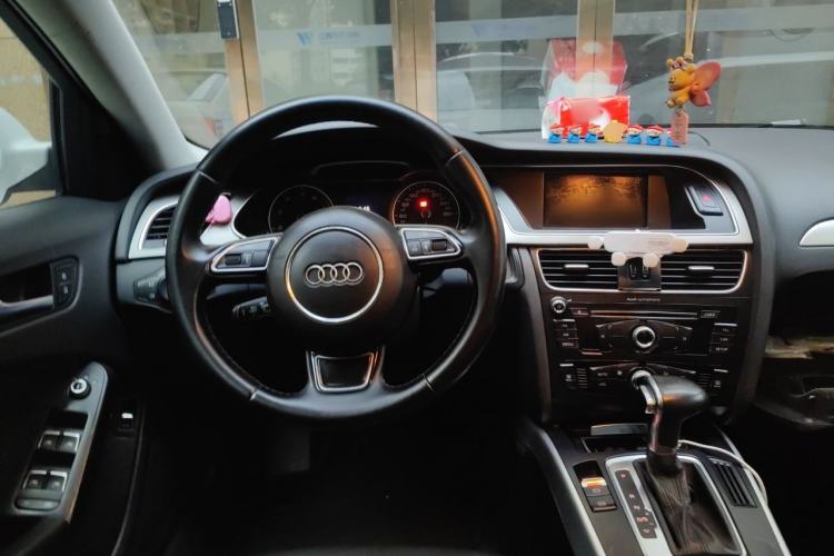 Used Audi A4L 2013 35 TFSI Automatic Standard Model Steering Wheel