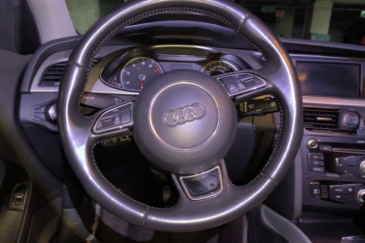 Used Audi A4L 2013 35 TFSI Automatic Standard Model Steering Wheel