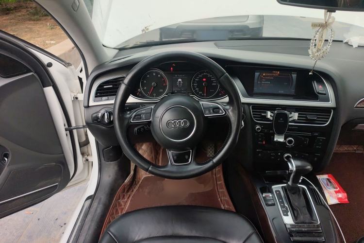 Used Audi A4L 2013 35 TFSI Automatic Standard Model Steering Wheel