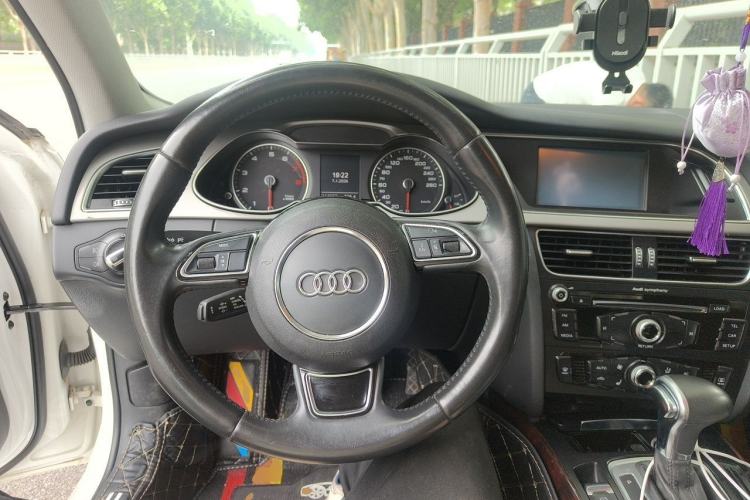 Used Audi A4L 2013 35 TFSI Automatic Comfort Model Steering Wheel