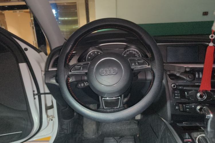 Used Audi A4L 2013 35 TFSI Automatic Standard Model Steering Wheel