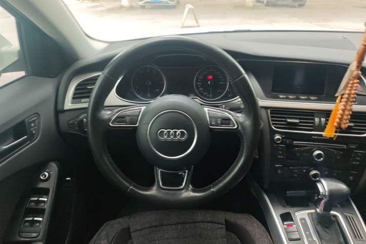 Used Audi A4L 2013 35 TFSI Automatic Standard Model Steering Wheel